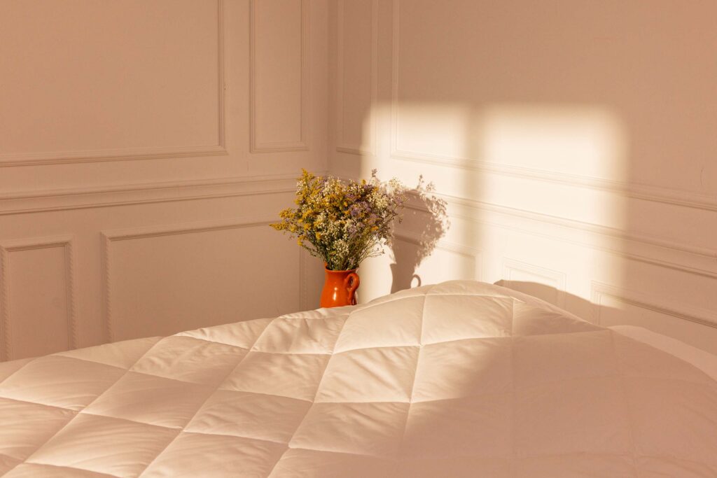 Couette Eraen 100% alpaga dépliée et posée sur un lit