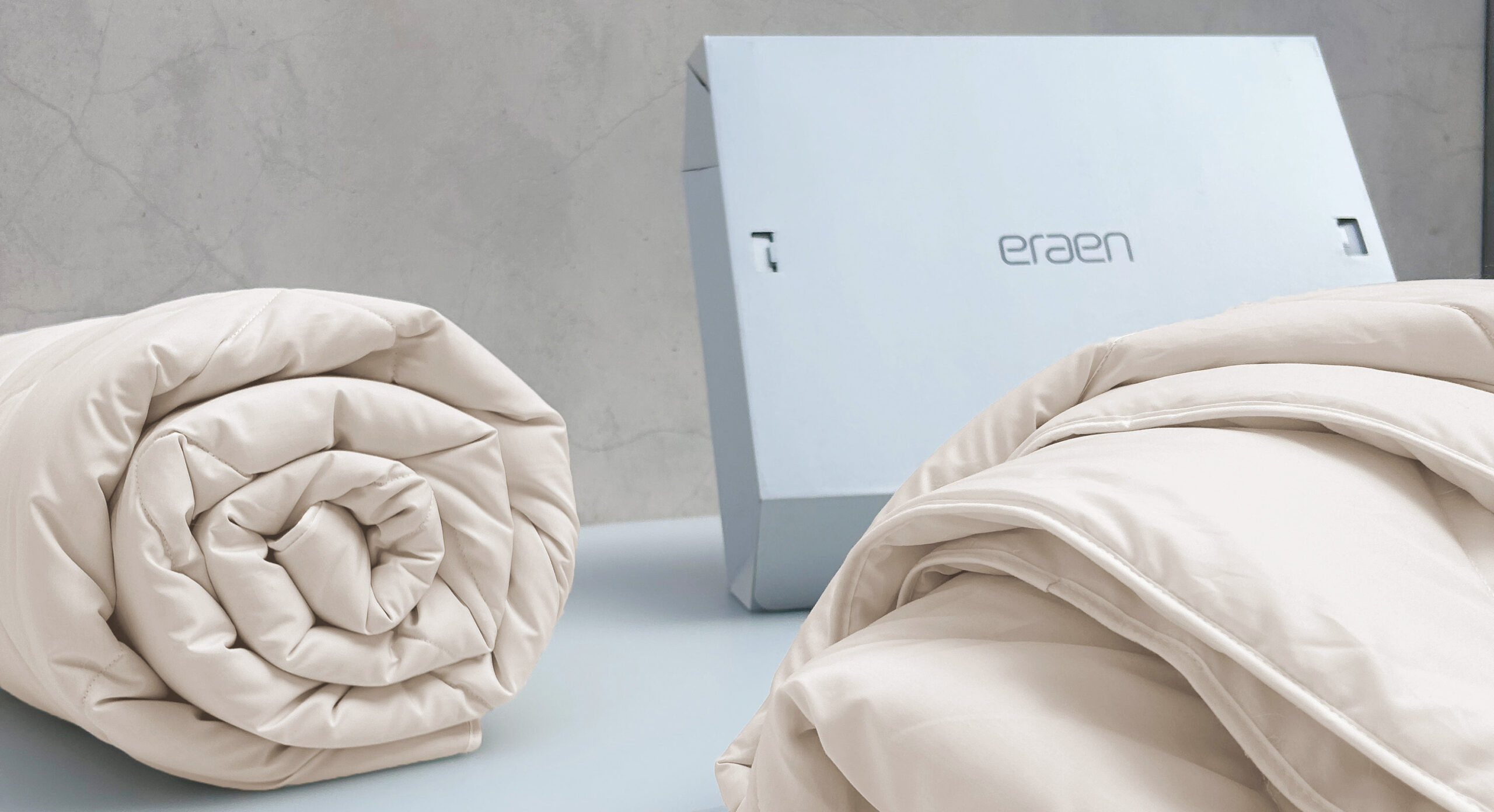 Couette pliée devant des cartons